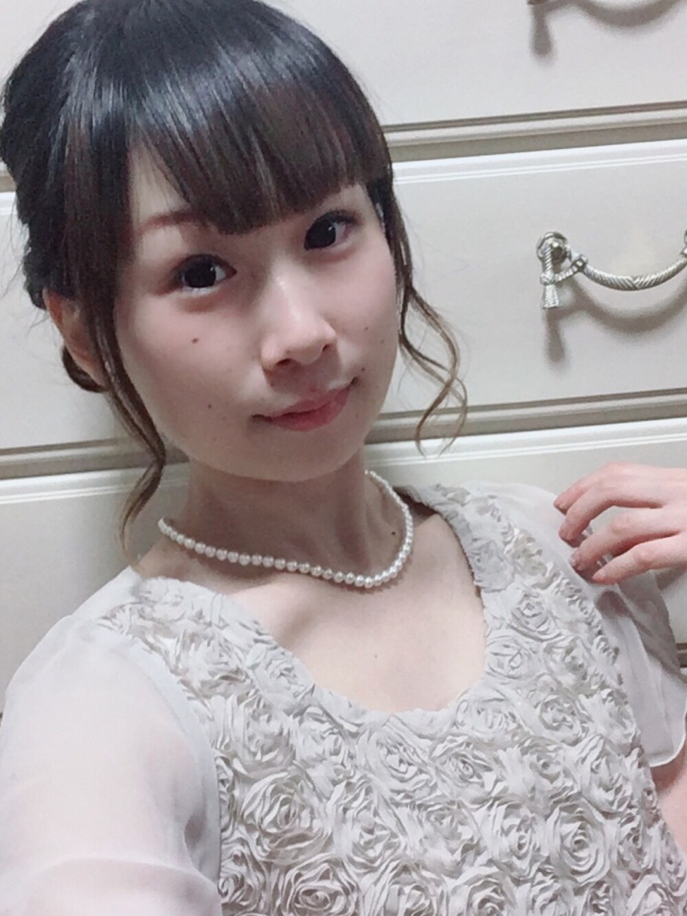 「ベージュコーデ、キレイめ、パーティースタイル、二次会、ドレスアップ、フォーマル、結婚式、ガーリー、ヘアアレンジ、大人女子」｜「パールネックレスのアイテム（ネックレス、ホワイト系）」を使った、鈴木りぇさん（レディース・156cm）の冬コーディネートの1枚目の写真