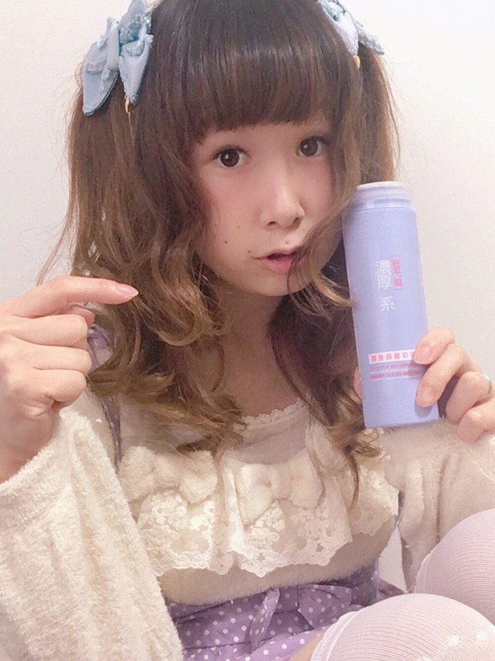 「ラフ、ラベンダー、ゆめかわいい、白ニット、ふわふわ、冬コーデ、白、かわいい、原宿、アラサー」｜「LIZ LISAのアイテム（ニット/セーター、ホワイト系）」を使った、鈴木りぇさん（レディース・156cm）の冬コーディネートの1枚目の写真