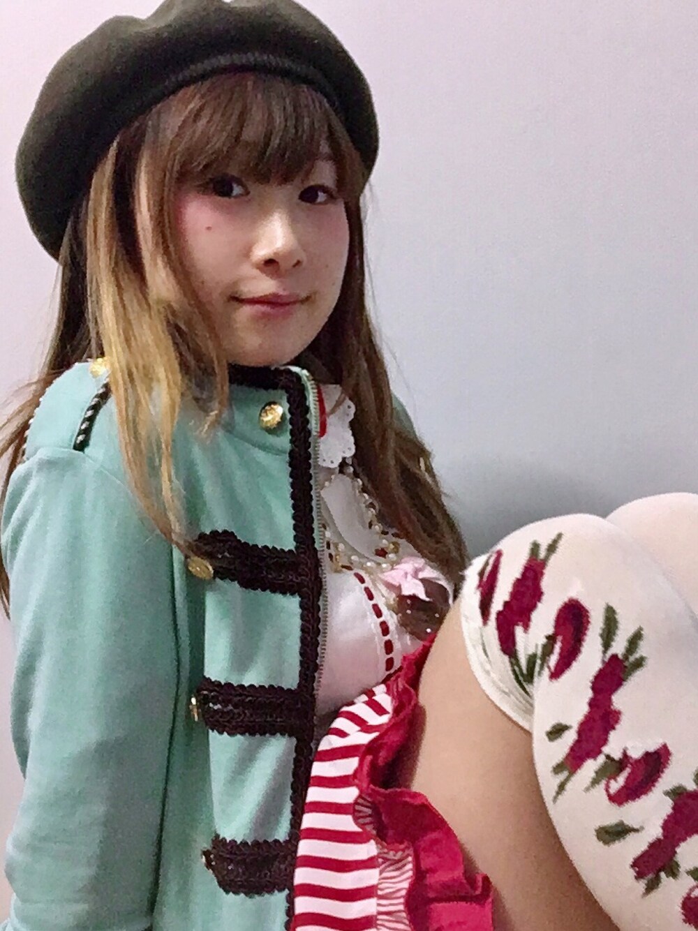 「おしゃれさんと繋がりたい、ナポレオンジャケット、かわいい、ロリータ、ロリィタ、原宿、おんなのこ、ベレー帽、冬コーデ、ミニスカート」｜「ALICE and THE PIRATESのアイテム（シャツ/ブラウス、ホワイト系）」を使った、鈴木りぇさん（レディース・156cm）の冬コーディネートの1枚目の写真