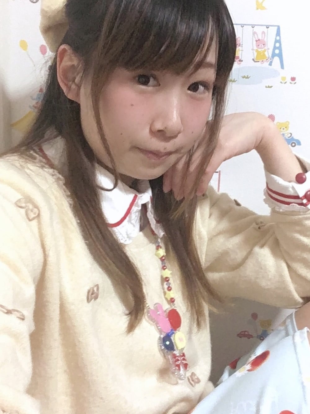 「ゆるコーデ、ニット、ロリィタ、ロリータ、かわいい、甘め、リボン、もこもこ、おんなのこ、ガーリー」｜「BABY,THE STARS SHINE BRIGHTのアイテム（シャツ/ブラウス、ホワイト系）」を使った、鈴木りぇさん（レディース・156cm）の冬コーディネートの1枚目の写真