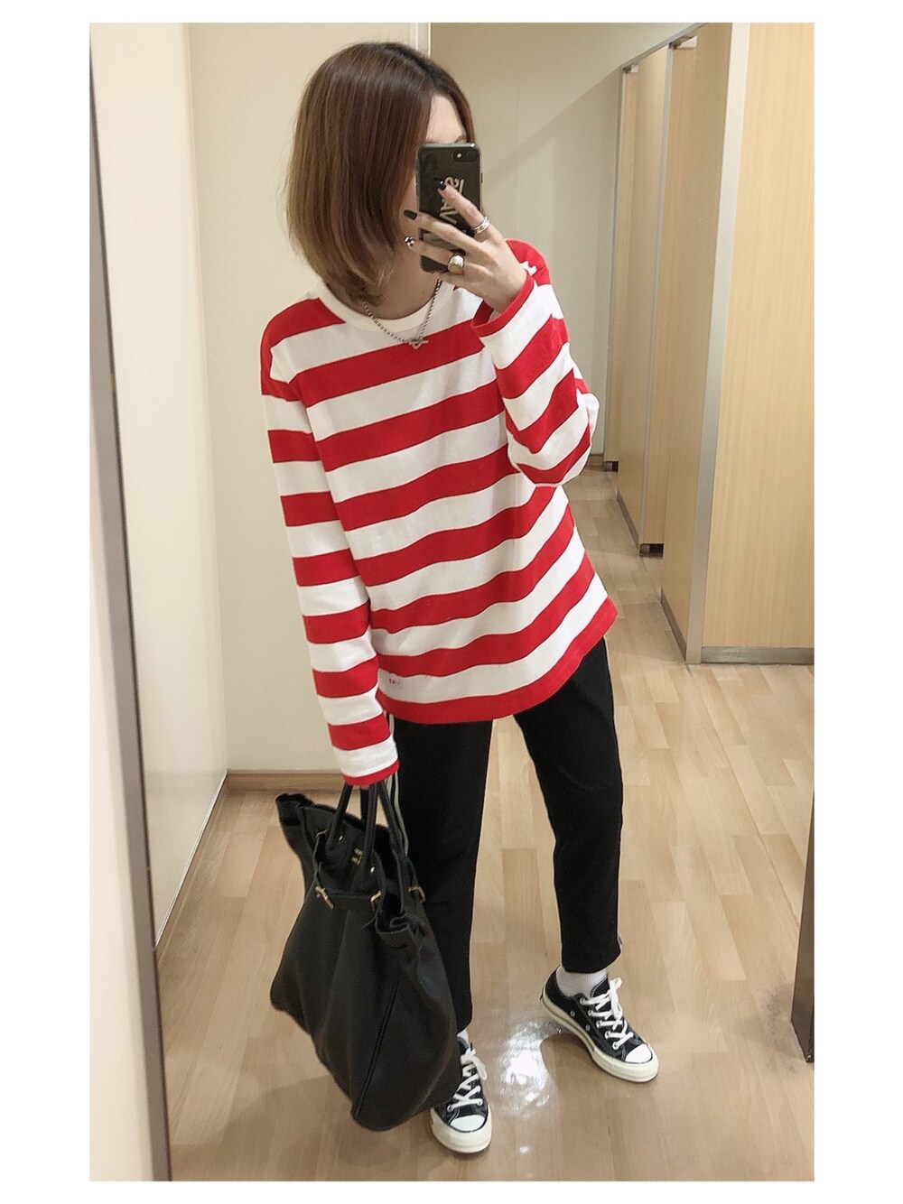 ブラック系のトートバッグ、シルバー系のネックレス、シルバー系のアナログ腕時計を着用したレディースの秋コーディネートの1枚目の写真