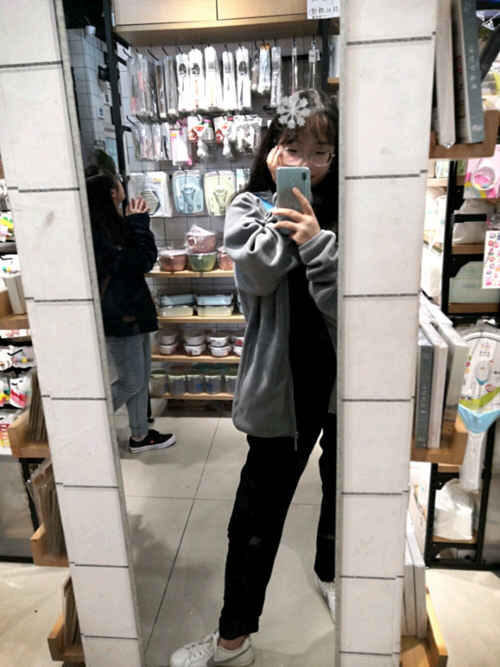 ブラック系のTシャツ/カットソー、グレー系のスタジャンを着用したレディースの秋コーディネートの1枚目の写真