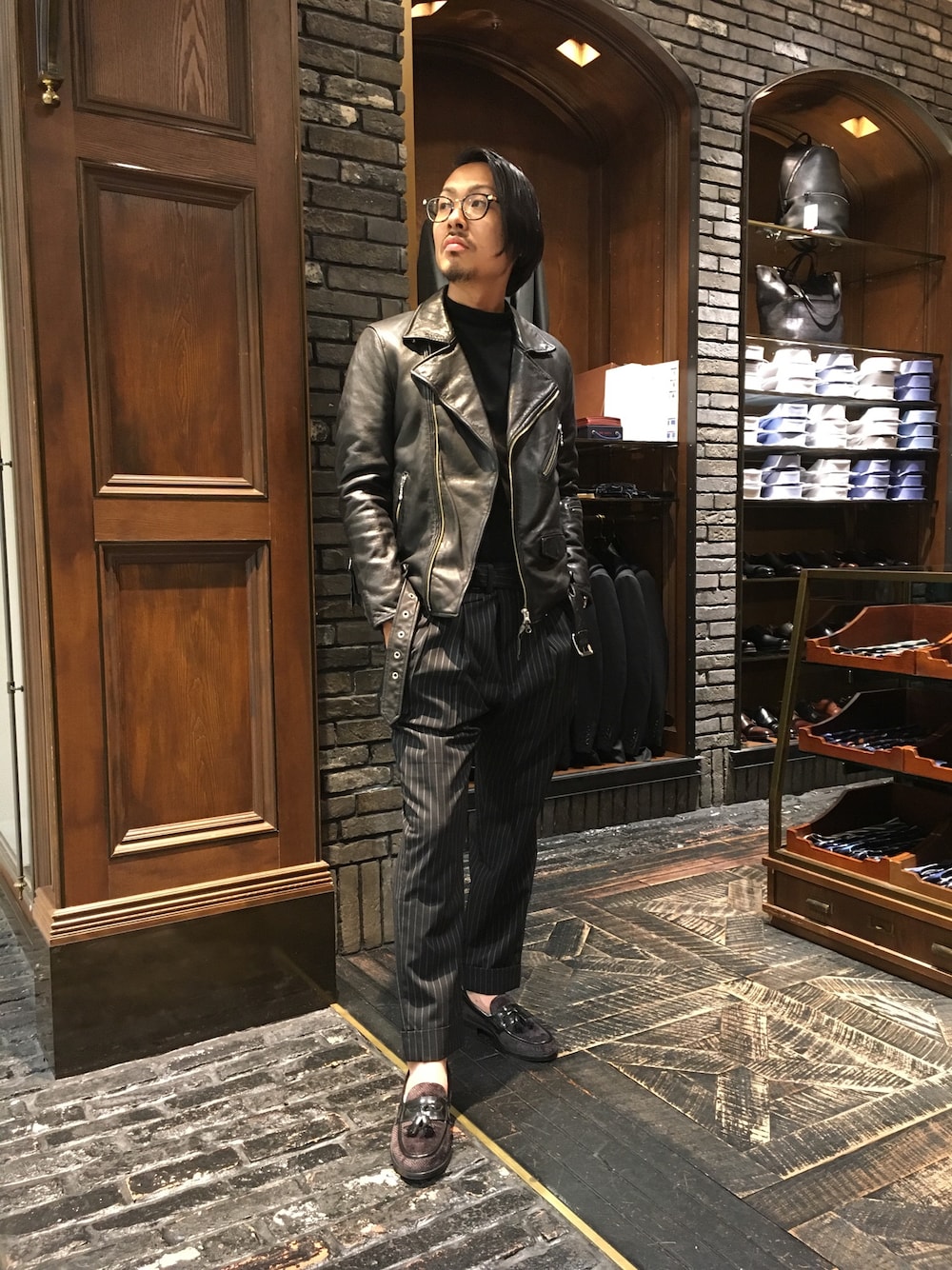 「レザー、ブラック、レザージャケット、ナノユニバース、nano・universe」｜「NANO universeのオイルドヴィンテージWライダース（ライダースジャケット、ブラック系）」を使った、nano・universe 名古屋ラシック STAFFさん（メンズ・172cm）の秋コーディネートの1枚目の写真