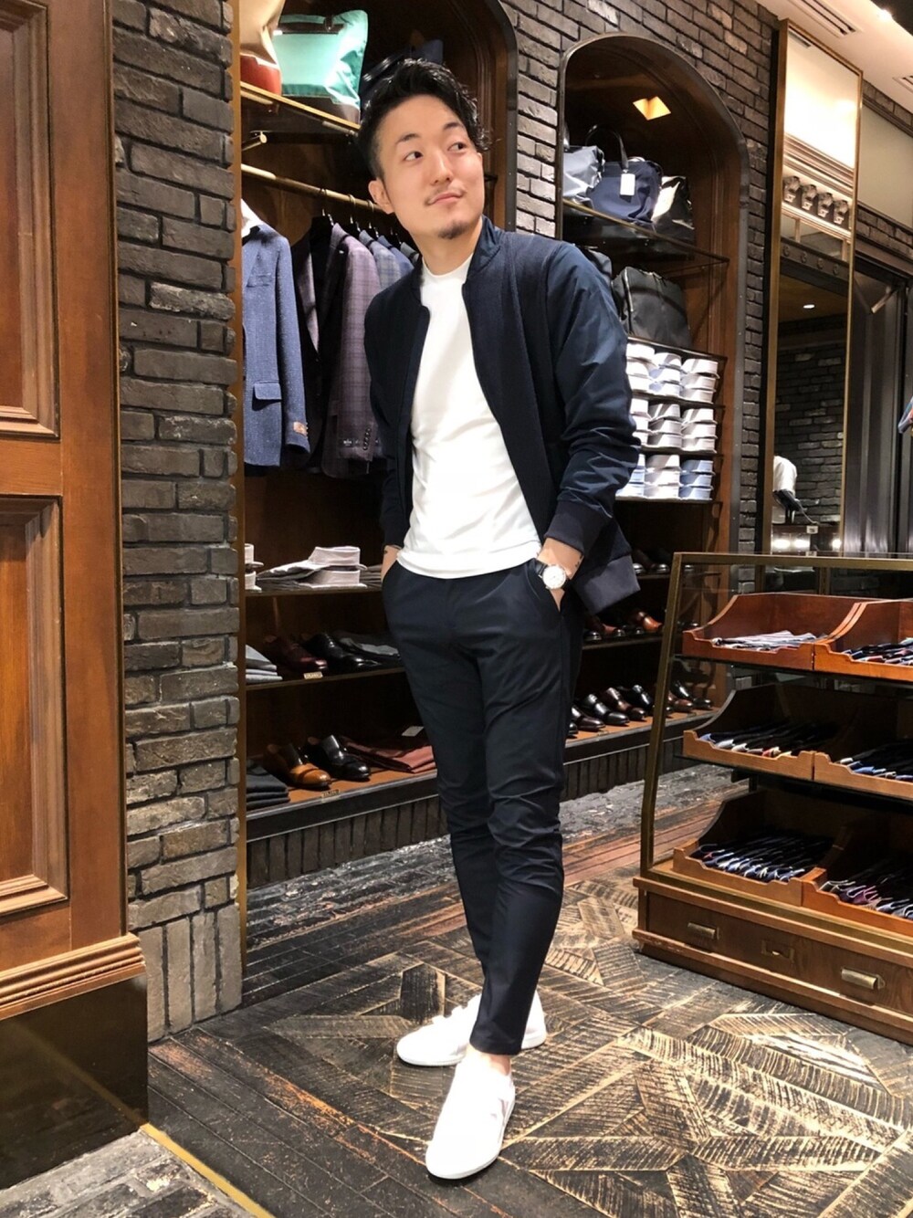 「ナノユニバース、nano・universe、シンプルコーデ、秋、秋服、カジュアル、スポーツミックス、ネイビー、スニーカー、ホワイト」｜「NANO universeのＷＬＧ　ニットコンビ　ＭＡ－１（MA-1、ブルー系）」を使った、nano・universe 名古屋ラシック STAFFさん（メンズ・170cm）の秋コーディネートの1枚目の写真