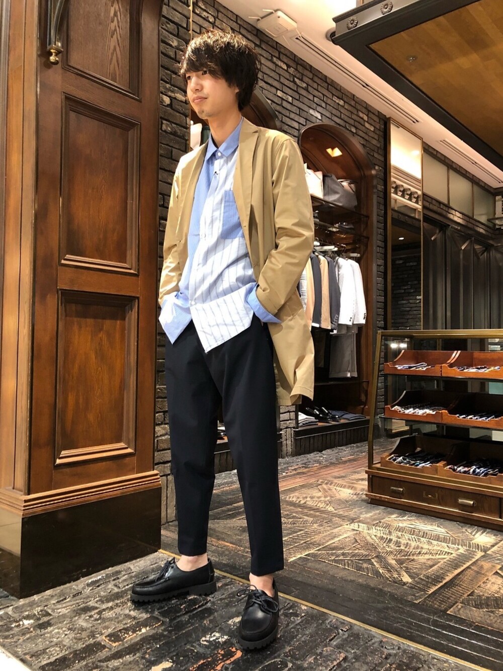 「ナノユニバース、nano・universe、チェスターコート、ストライプシャツ、スラックス、Paraboot、春、ネイビー、革靴、お洒落さんとつながりたい」｜「NANO universeのライトチェスターコート（チェスターコート、ベージュ系）」を使った、nano・universe 名古屋ラシック STAFFさん（メンズ・170cm）の春コーディネートの1枚目の写真