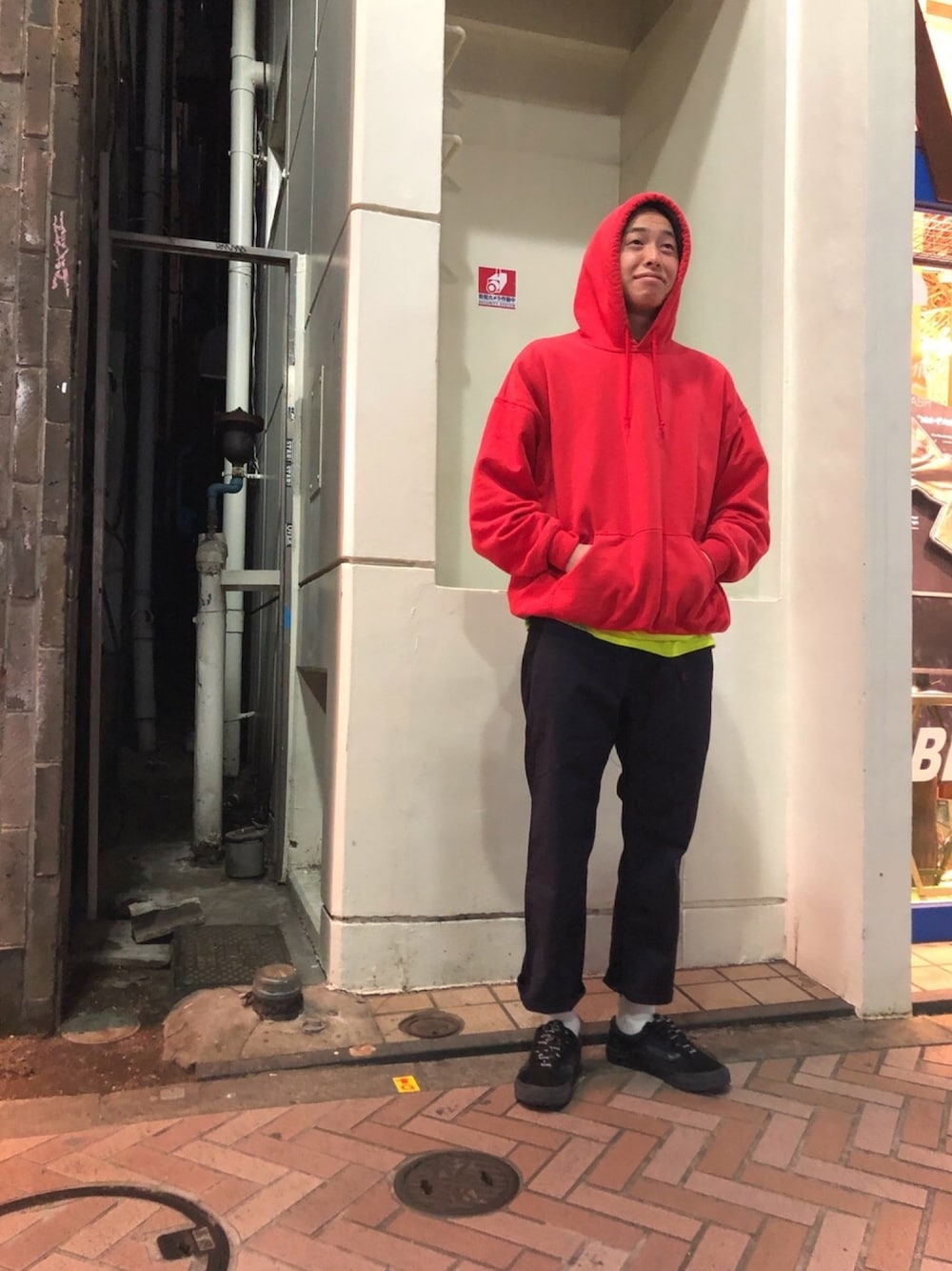 イエロー系のTシャツ/カットソー、ブルー系のその他パンツ、レッド系のパーカーを着用したメンズの春コーディネートの1枚目の写真