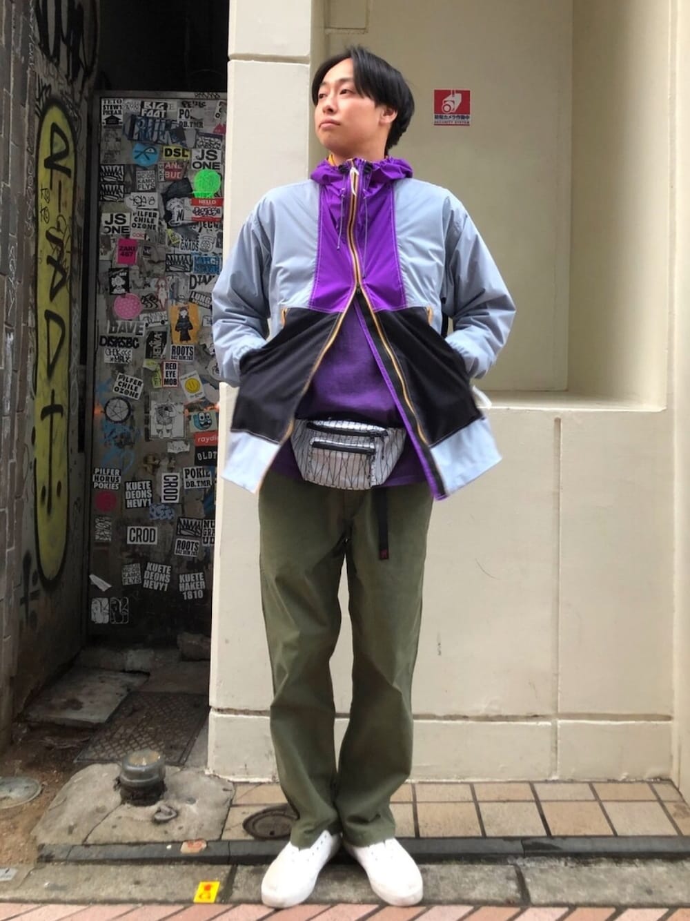 その他のマウンテンパーカー、グリーン系のチノパンツ、シルバー系のボディバッグ/ウエストポーチを着用したメンズの春コーディネートの1枚目の写真