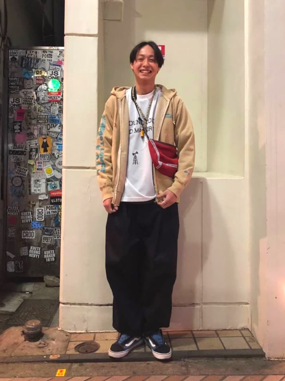 ベージュ系のパーカー、ブルー系のその他パンツ、ホワイト系のTシャツ/カットソーを着用したメンズの春コーディネートの1枚目の写真