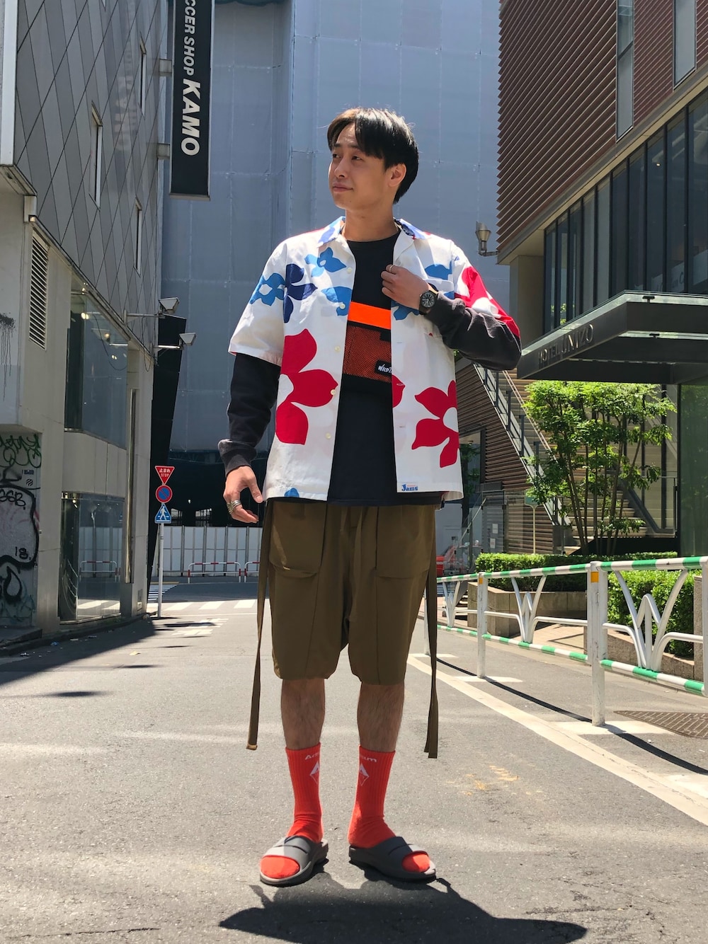 パープル系のTシャツ/カットソー、ホワイト系のショルダーバッグを着用したメンズの春コーディネートの1枚目の写真