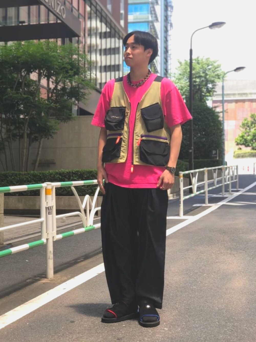 「カジュアル、大学生、ベスト、オトナカジュアル、ビビットカラー、ワイドパンツ、サンダル、ピンク、いいね、save、フォローお願いします🤑、BEAVER」｜「ptarmiganのptarmigan/ターミガン　別注 SUEDE SANDAL/スウェードサンダル（サンダル、ブラック系）」を使った、tenkuluさん（メンズ・175cm）の夏コーディネートの1枚目の写真