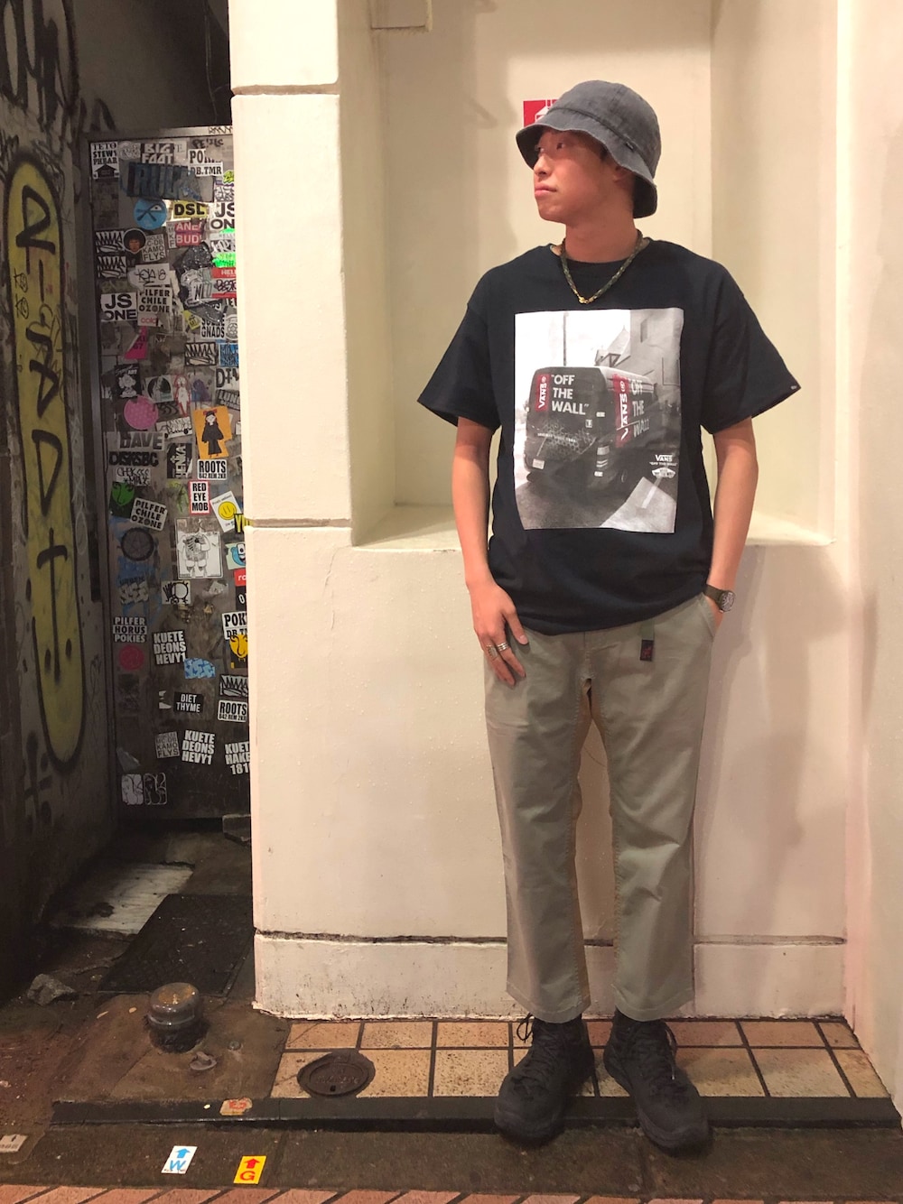 「ストリート、スケータースタイル、アンクルパンツ、黒、シンプル、VANS、AlexanderLeeChang、バケットハット、HOKAONEONE、BEAVER」｜「GramicciのAlexanderLeeChang × Gramicci/アレキサンダーリーチャン × グラミチ　SK8 PANTS/スケートパンツ（その他パンツ、ブルー系）」を使った、tenkuluさん（メンズ・175cm）の夏コーディネートの1枚目の写真
