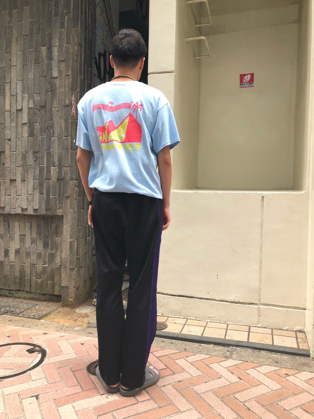 ブルー系のTシャツ/カットソーを着用したメンズの夏コーディネートの1枚目の写真