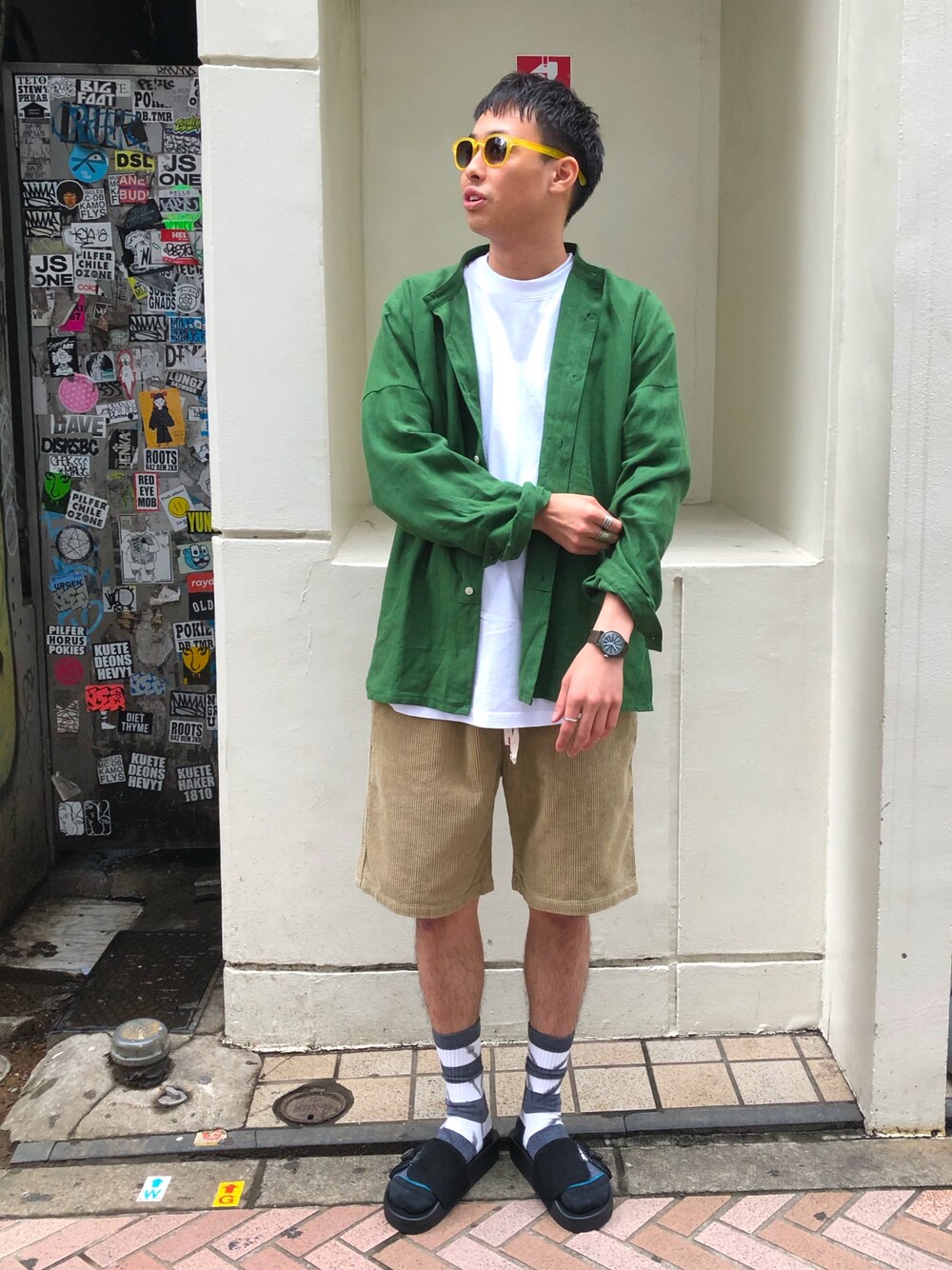 ブラック系のサンダル、ホワイト系のTシャツ/カットソー、イエロー系のサングラスを着用したメンズの夏コーディネートの1枚目の写真