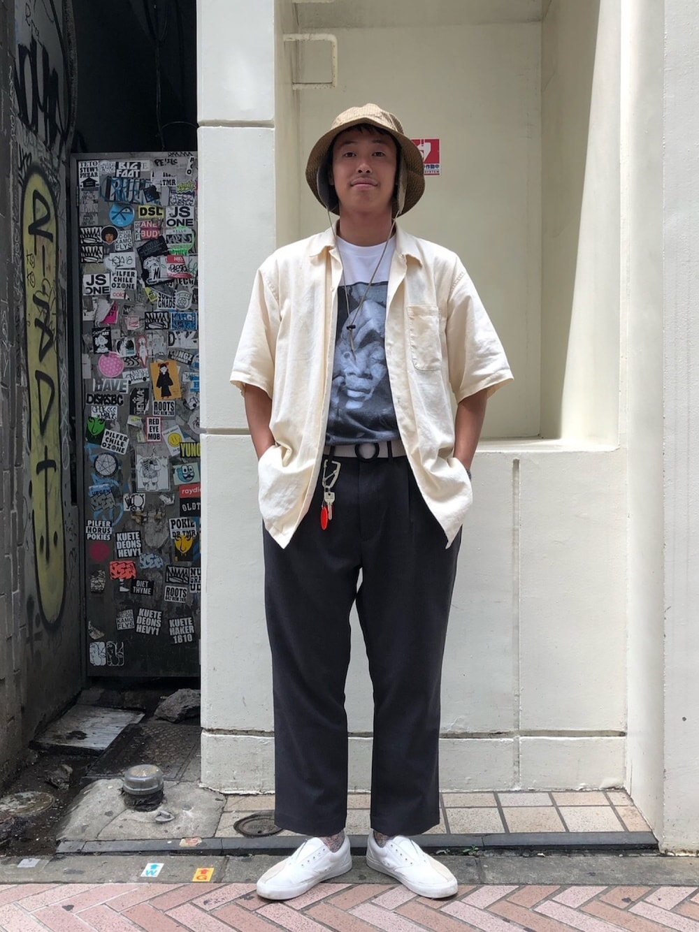 ベージュ系のシャツ/ブラウス、グレー系のその他パンツ、シルバー系のベルトを着用したメンズの夏コーディネートの1枚目の写真