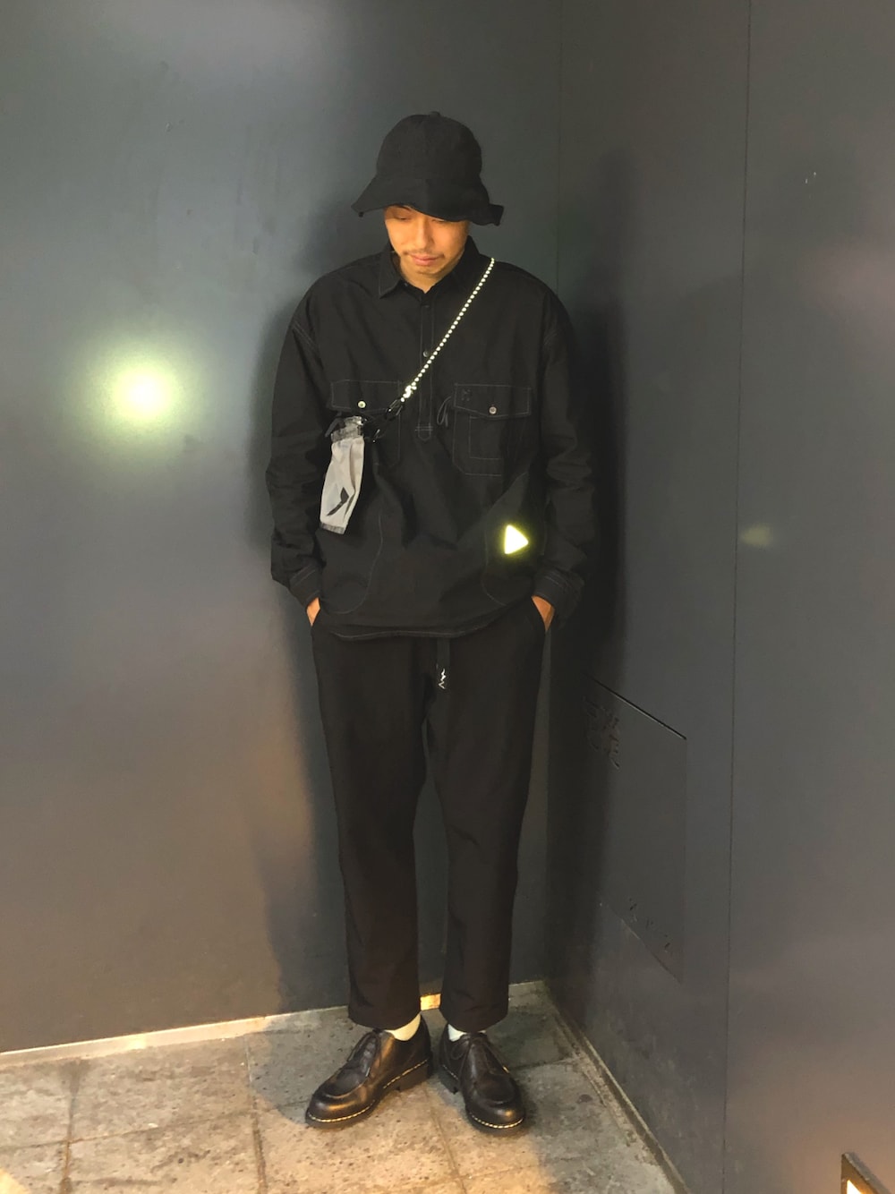 「秋のコーデ、きれいめカジュアル、革靴、オールブラック、プルオーバー、シャツスタイル、HOKAONEONE、ビッグシルエット、モノトーン、BEAVER」｜「MANASTASHのMANASTASH/マナスタッシュ CAMPER PANTS 2 キャンパーパンツ2（その他、ブラック系）」を使った、tenkuluさん（メンズ・174cm）の夏コーディネートの1枚目の写真