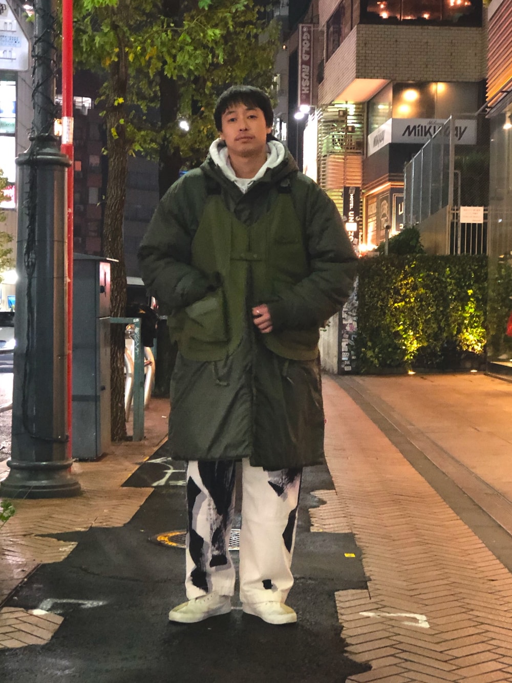 「オーバーサイズ、ビックシルエット、大人カジュアル、冬コーデ、ペイント、ワークパンツ、レイヤードスタイル、ベスト、白パンツ、BEAVER」｜「MANASTASHのMANASTASH/マナスタッシュ　P-100 FILED COAT/P-100フィールドコート ベンチコート（ダウンジャケット/コート、グリーン系）」を使った、tenkuluさん（メンズ・174cm）の秋コーディネートの1枚目の写真