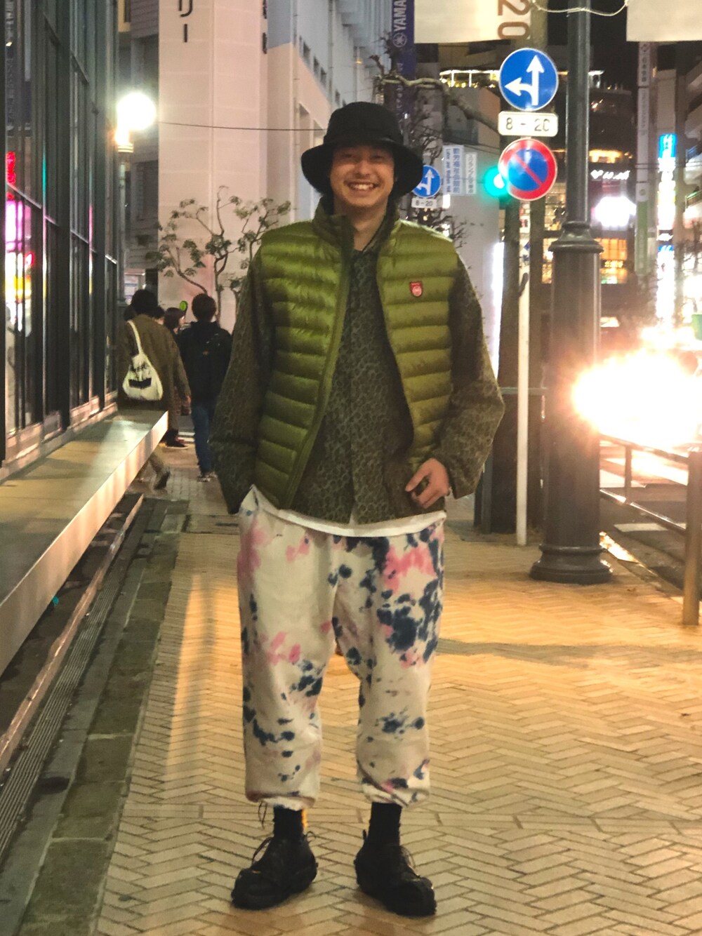 「春コーデ、アウトドアスタイル、ハイテクスニーカー、柄シャツ、柄パンツ、カジュアル、スウェット、ラフ、革靴、BEAVER」｜「CAL O LINEのCAL O LINE - INNOVATIVE/キャルオーライン - イノヴェイティブ　SMILE SWEAT PANTS スマイルスウェットパンツ（スウェットパンツ、ブラック系）」を使った、tenkuluさん（メンズ・174cm）の冬コーディネートの1枚目の写真