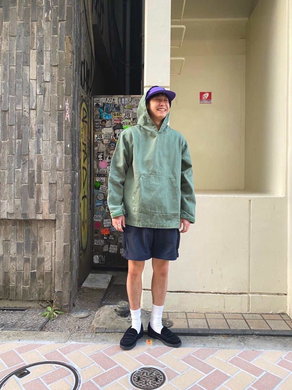 「シンプル、ショートパンツ、ランニングスタイル、アウトドアスタイル、パーカー、差し色、紫、ゆったりコーデ、おうちファッション、BEAVER」｜「DESCENTEの6 POCKETS SHORTS ６ポケットショーツ（その他パンツ、ブラック系）」を使った、tenkuluさん（メンズ・174cm）の春コーディネートの1枚目の写真