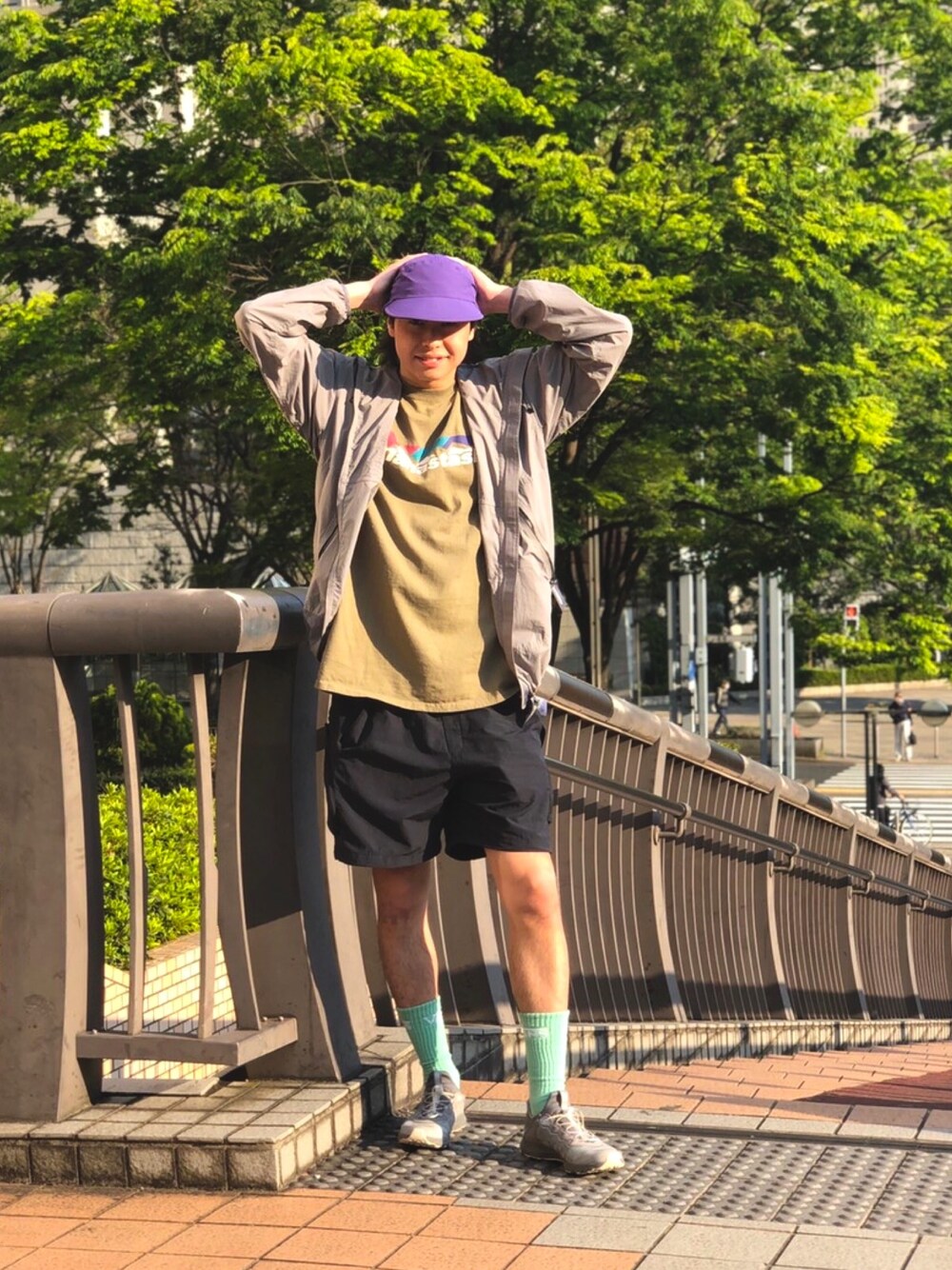 「春コーデ、夏コーデ、アウトドアスタイル、アウトドア、アウトドアミックス、アウトドアコーデ、ランニングスタイル、スニーカーコーデ、キャップ、BEAVER」｜「BEAVERのgeek CAP/ギークキャップ　geek nylon sun hat ギークナイロンサンハット（キャップ、パープル系）」を使った、tenkuluさん（メンズ・174cm）の春コーディネートの1枚目の写真