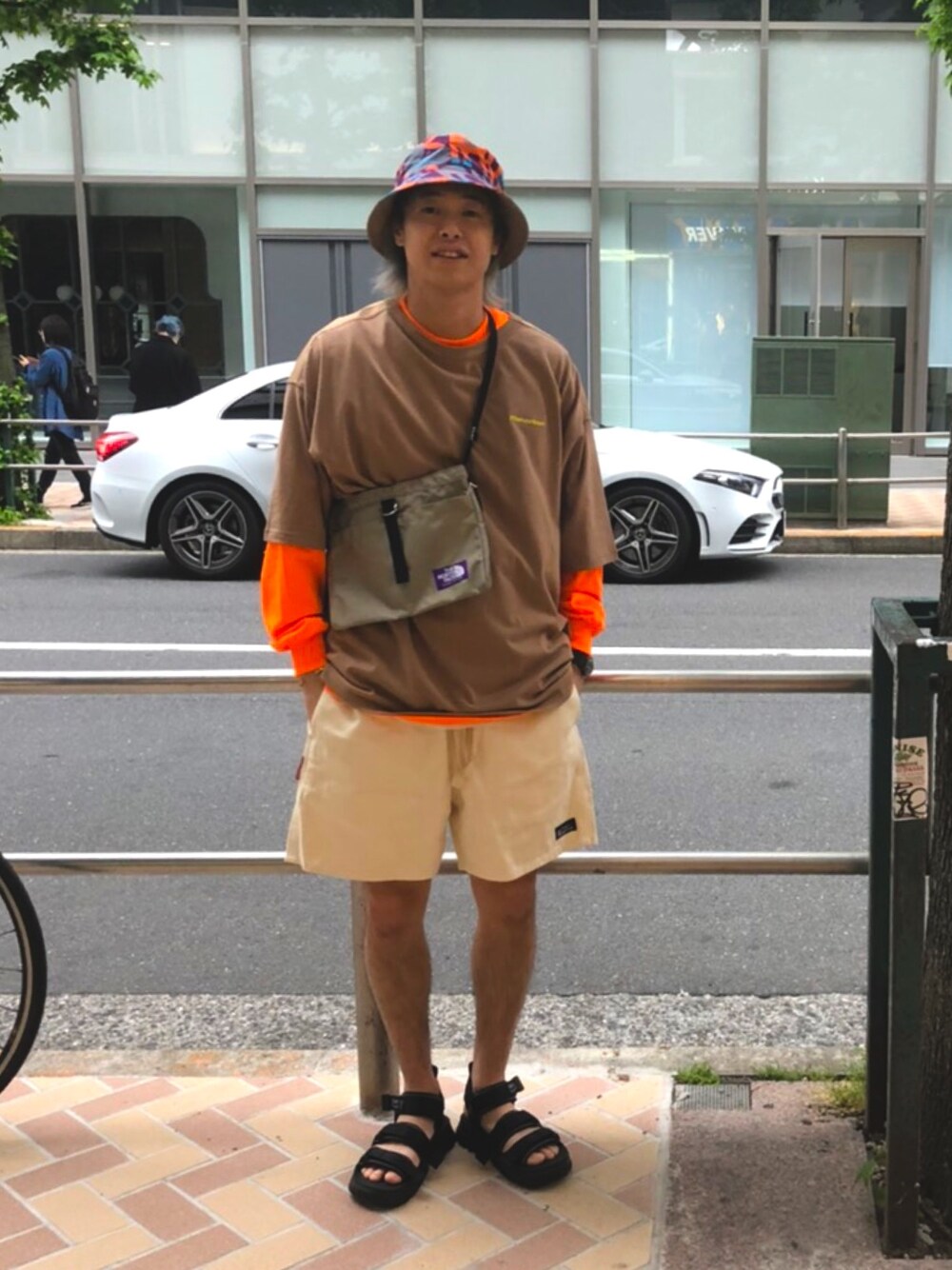 「今日のコーデ、カジュアルコーデ、アウトドアスタイル、アウトドア、フェススタイル、ショートパンツ、ショーツ、サンダル、バケットハット、BEAVER」｜「MANASTASHのMANASTASH/マナスタッシュ　FLEX VENT TEE Ⅲ フレックスベントティー３（Tシャツ/カットソー、グリーン系）」を使った、tenkuluさん（メンズ・174cm）の春コーディネートの1枚目の写真