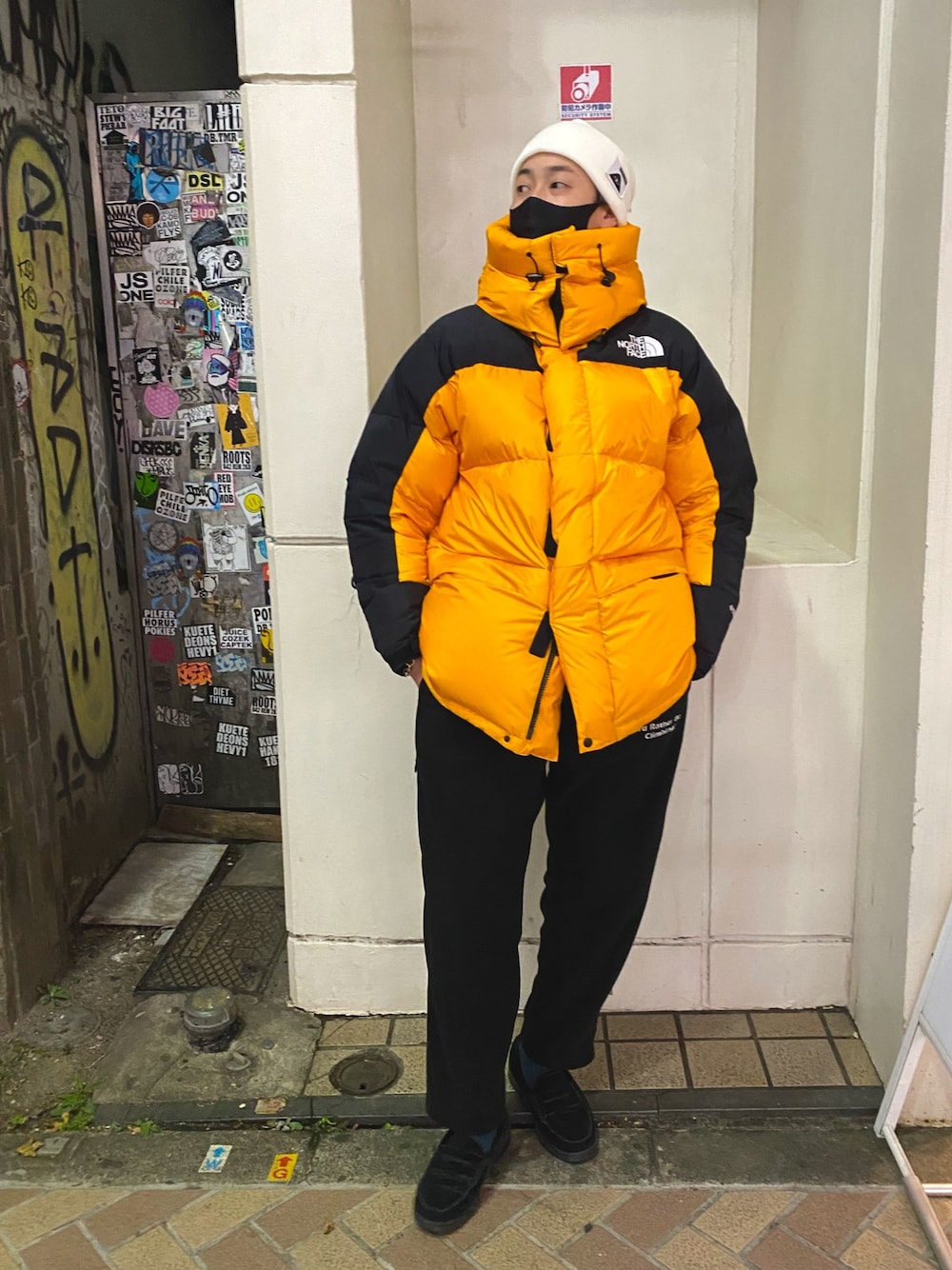 「ビッグシルエット、ダウンジャケット、ダウン、ノースフェイス、アウトドアスタイル、アウトドア、あったかコーデ、休日コーデ、シンプル、BEAVER」｜「POLeR OUTDOOR STUFFのPOLeR OUTDOOR STUFF/ポーラーアウトドアスタッフ　SUMMIT LABEL BEANIE（ニットキャップ/ビーニー、ベージュ系）」を使った、tenkuluさん（メンズ・174cm）の冬コーディネートの1枚目の写真