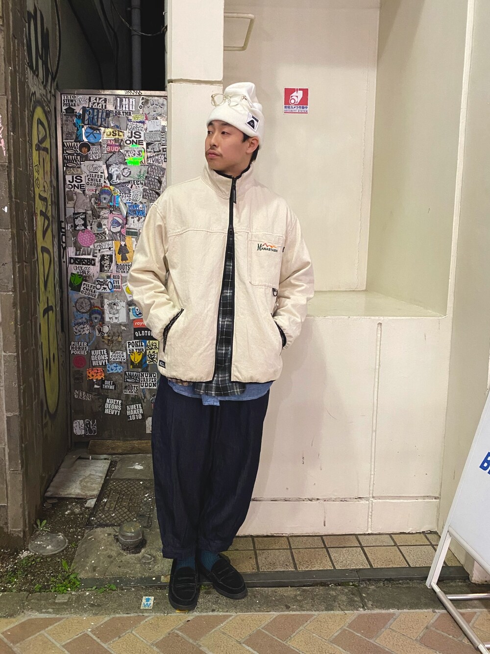 ベージュ系のブルゾン、ブルー系のパンツ、ベージュ系のニットキャップ/ビーニーを着用したメンズの冬コーディネートの1枚目の写真