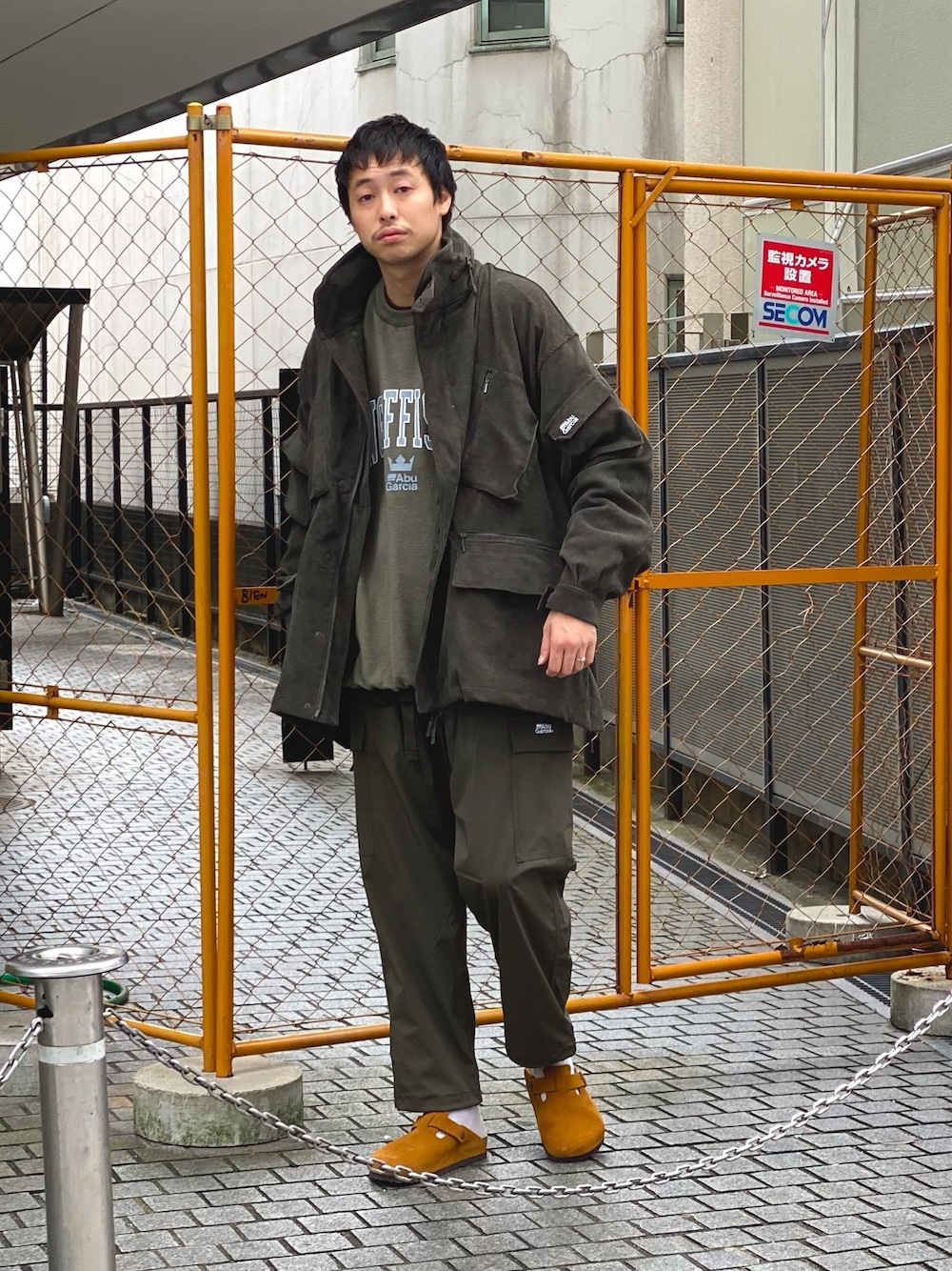 「秋コーデ、秋冬コーデ、コーデュロイ、アウトドアスタイル、アウトドア、アースカラー、オリーブ、ビルケンシュトック、サンダル、BEAVER」｜「ABU GARCIAのAbu Garcia × is-ness/アブガルシア×イズネス　ABU-M303 CORDUROY JACKET コーデュロイジャケット　21AAB-0003（ミリタリージャケット、グリーン系）」を使った、tenkuluさん（メンズ・174cm）の秋コーディネートの1枚目の写真