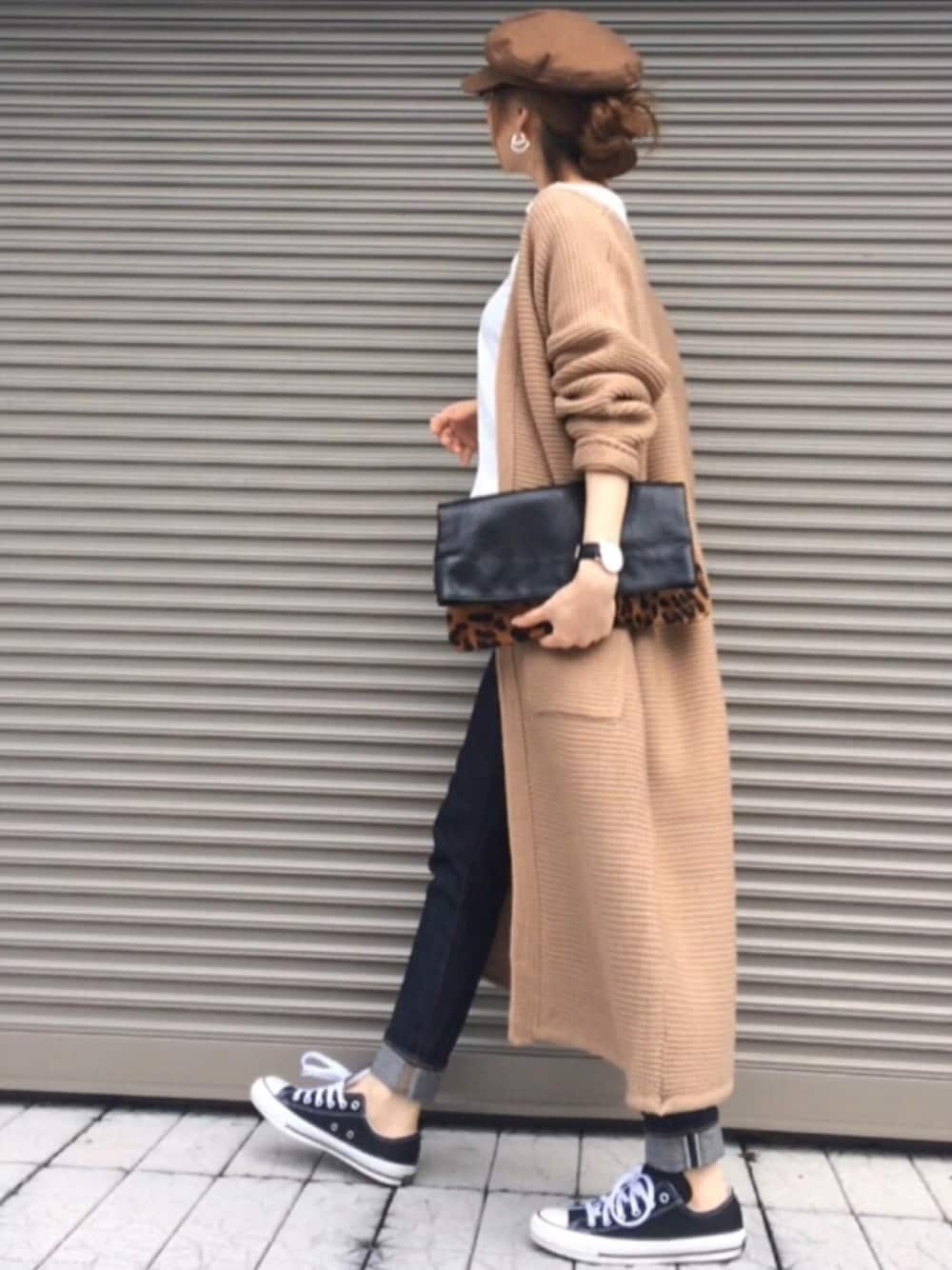 「秋のコーデ、ニットガウン、キャスケット、クラッチバッグ、ママコーデ、プチプラ」｜「TODAYFULのNATALIY's DEnim（デニムパンツ、ブルー系）」を使った、chikaさん（レディース・162cm）の秋コーディネートの1枚目の写真