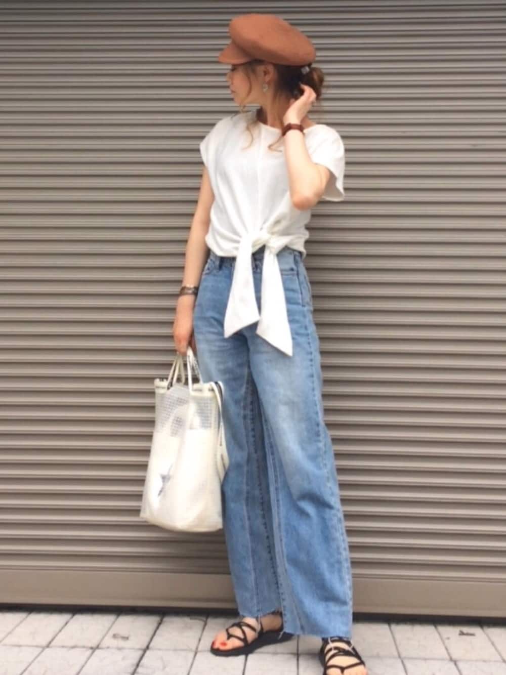 「カジュアル、ワイドデニム、キャスケット、ママコーデ、ビニールバック」｜「Luludの【CASSELINI】洗えるキャスケット（キャスケット、ブラウン系）」を使った、chikaさん（レディース・162cm）の夏コーディネートの1枚目の写真