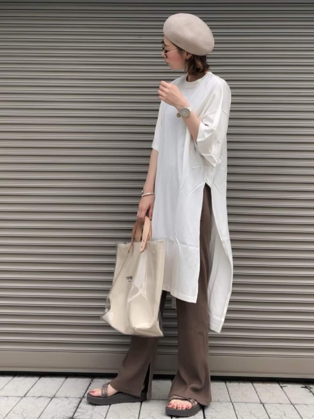 「夏、ベレー帽、スリットパンツ、ラクチンコーデ、カジュアル、カジュアルコーデ、sheson」｜「TEMBEAの＜TEMBEA（テンベア）＞ PVC PAINTER TOTE/バッグ（トートバッグ、その他）」を使った、chikaさん（レディース・163cm）の夏コーディネートの1枚目の写真