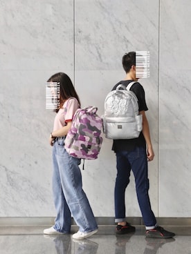 「アイテム（バックパック/リュック、シルバー系）」を使った、仁さん（レディース・164cm）の春コーディネート