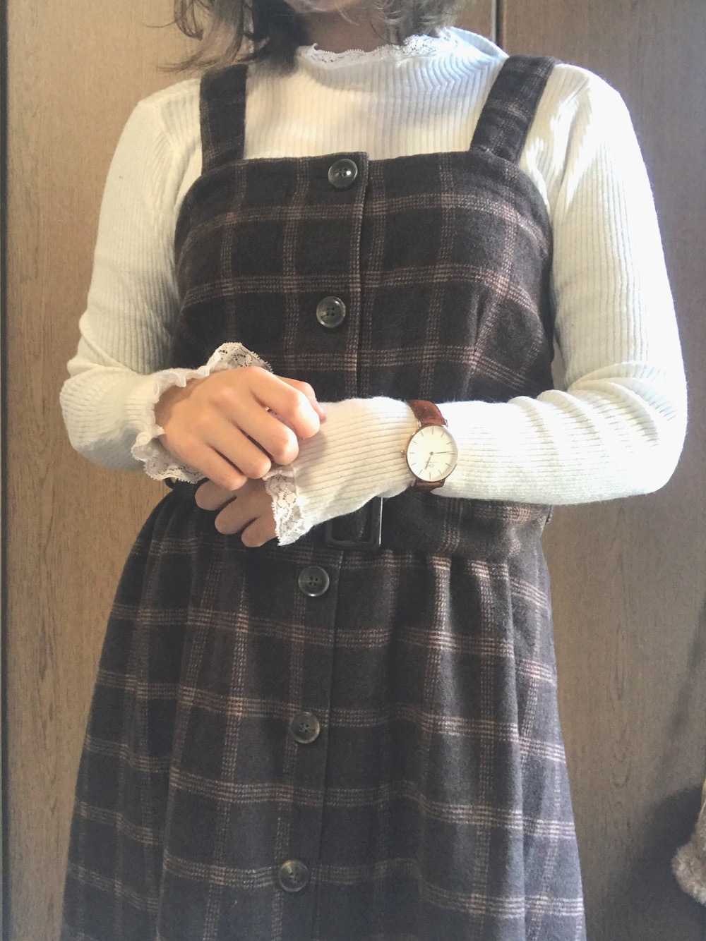 「チェック柄、ワンピース、オールインワン、茶色、ベージュ、白ニット、可愛い」｜「Daniel WellingtonのDaniel Wellington 36mm Case （アナログ腕時計、ブラウン系）」を使った、Nano.さん（レディース・150cm）の冬コーディネートの1枚目の写真
