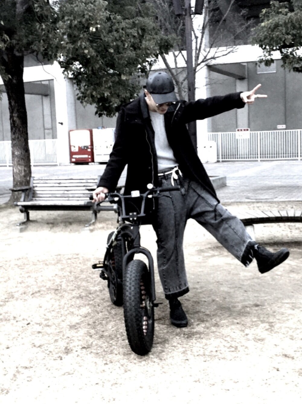 ブラック系のその他アウター、ブラック系のデニムパンツ、グレー系のスウェットを着用したメンズの冬コーディネートの1枚目の写真