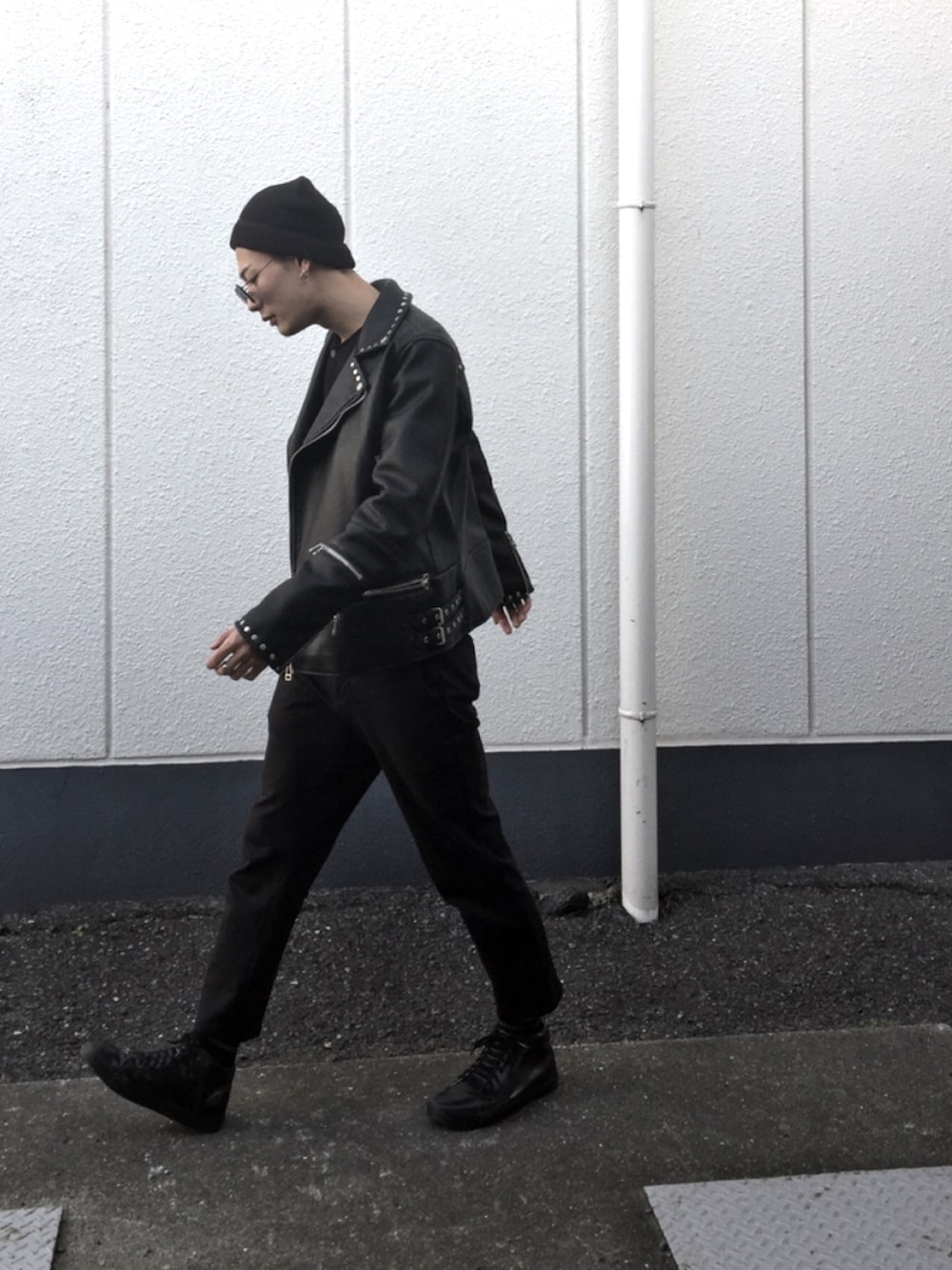 ブラック系のジャケット/アウター、ブラック系のライダースジャケット、ブラック系のスニーカーを着用したメンズの冬コーディネートの1枚目の写真
