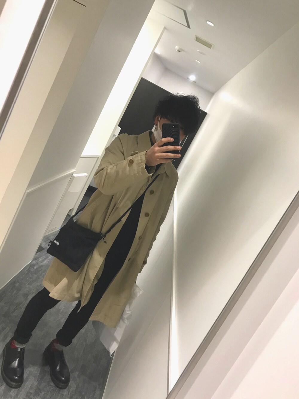 「Dr. Martensのアイテム（ブーツ、ブラック系）」を使った、きょんさん（メンズ・170cm）の春コーディネートの1枚目の写真