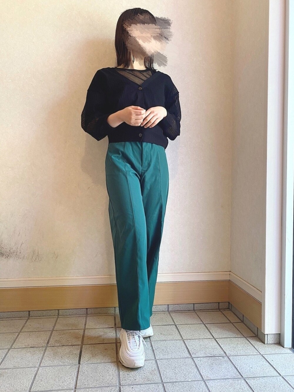 ホワイト系のスニーカー、グリーン系のその他パンツ、ブラック系のニット/セーターを着用したレディースの春コーディネートの1枚目の写真