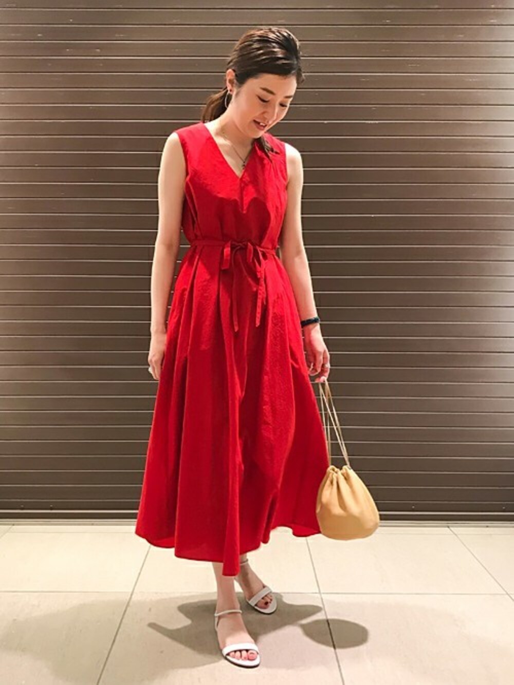 「ワンピース、休日スタイル、united arrows、お出かけコーデ、サンダル、巾着バッグ、ユナイテッドアローズ、夏コーデ、FILL THE BILL、gianvitorossi」｜「UNITED ARROWSの【一部予約】○UWSC Vネック ベルト ワンピース†（ワンピース、レッド系）」を使った、安藤 友美さん（レディース・168cm）の夏コーディネートの1枚目の写真