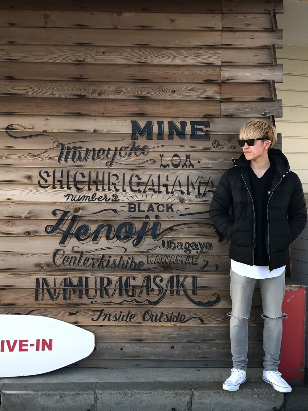 「デニム、ストリート、海、コンバース、GU、H&M、ZARA、コーディネート、スキニーデニム、サングラス」｜「CONVERSEのCONVERSE コンバース ALL STAR HI オールスター ハイ　（スニーカー、ホワイト系）」を使った、F.Sさん（メンズ・173cm）の冬コーディネートの1枚目の写真