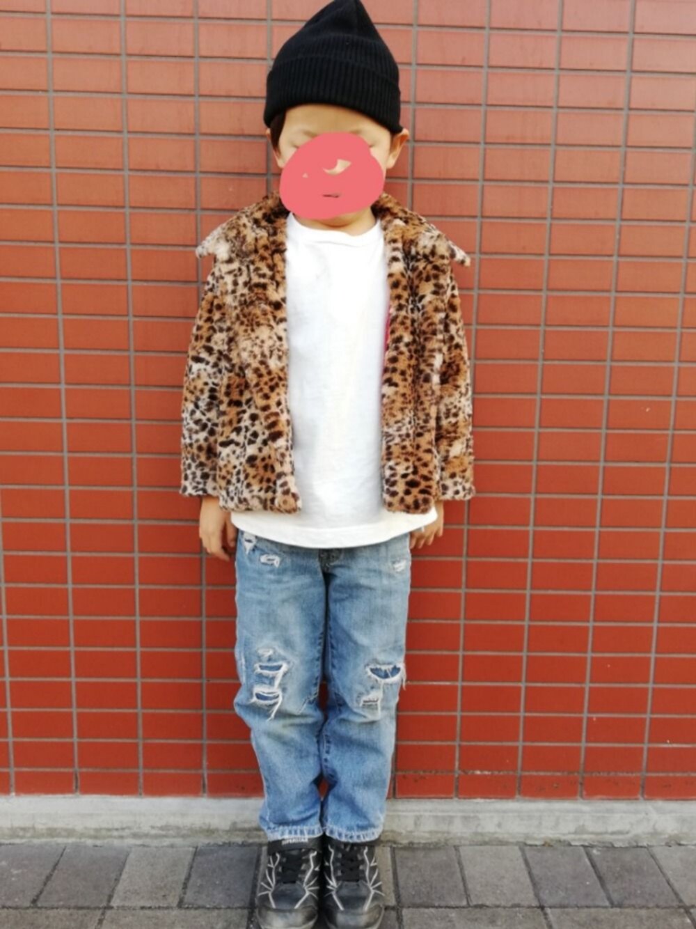 「ひょう柄、黒ニット帽、勝負服、キッズファッション、男の子、キッズコーデ、ファーコート、公園」｜「GAPのアイテム（デニムパンツ、ブルー系）」を使った、犬人間さん（キッズ・110cm）の冬コーディネートの1枚目の写真