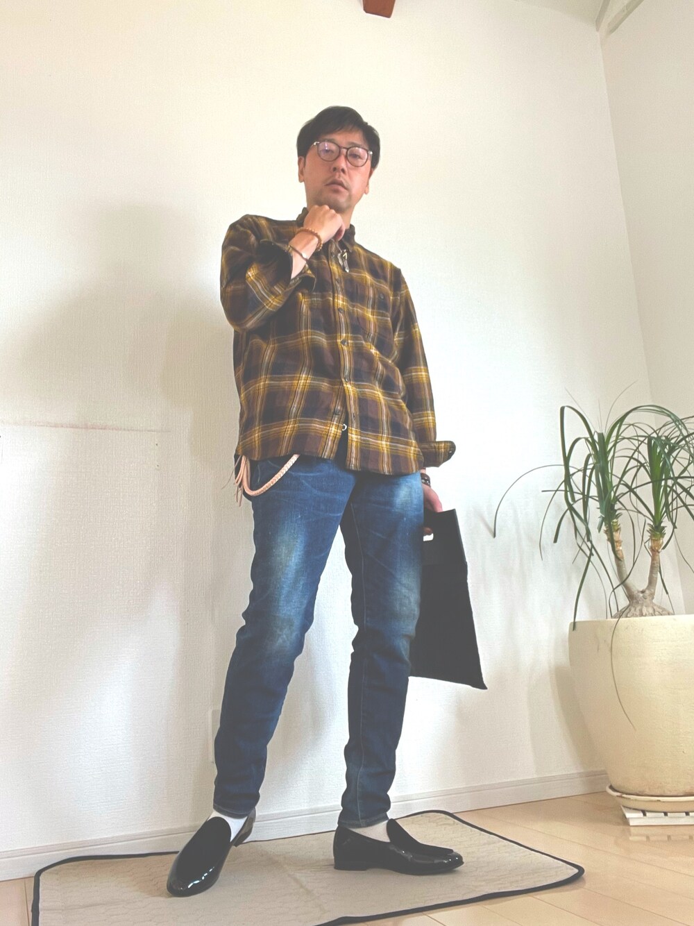 「UNIQLOのアイテム（シャツ/ブラウス、ブラウン系）」を使った、Masaoたむらさん（メンズ・174cm）の春コーディネートの1枚目の写真
