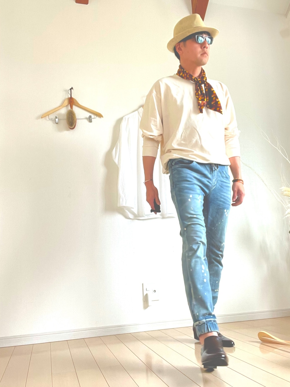 「UNIQLOのアイテム（Tシャツ/カットソー、ベージュ系）」を使った、Masaoたむらさん（メンズ・174cm）の春コーディネートの1枚目の写真