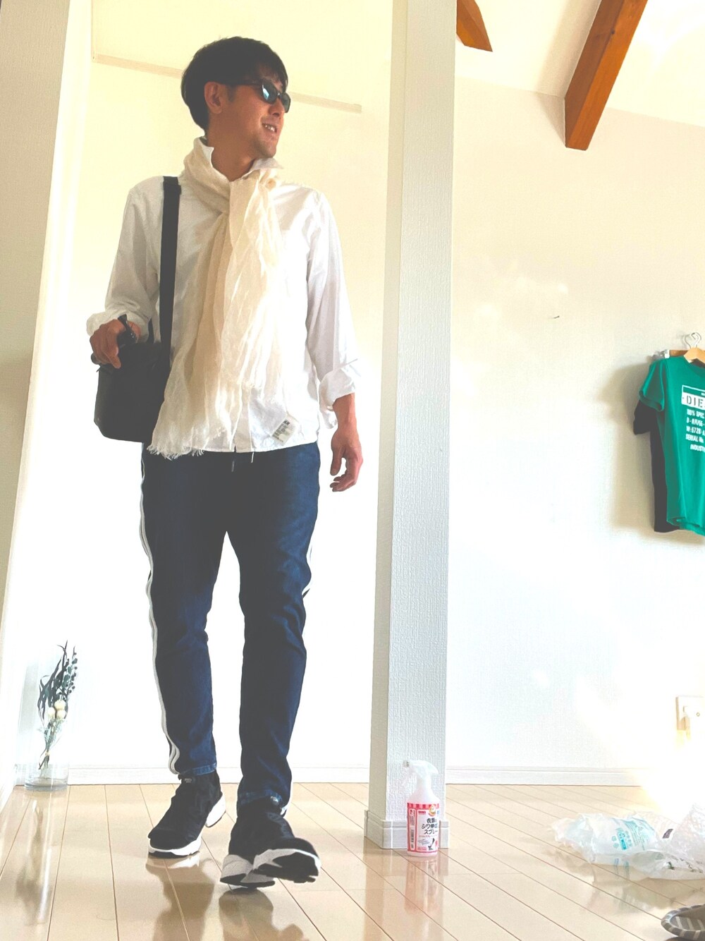 「UNIQLOのアイテム（Tシャツ/カットソー、ホワイト系）」を使った、Masaoたむらさん（メンズ・174cm）の春コーディネートの1枚目の写真