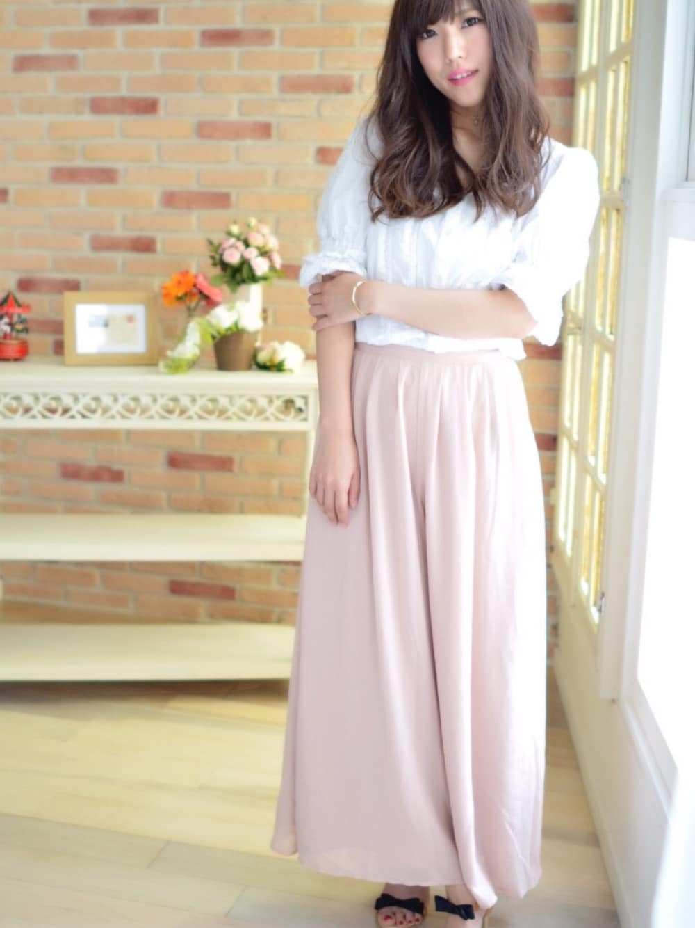 ピンク系のその他パンツ、ホワイト系のシャツ/ブラウスを着用したレディースの夏コーディネートの1枚目の写真