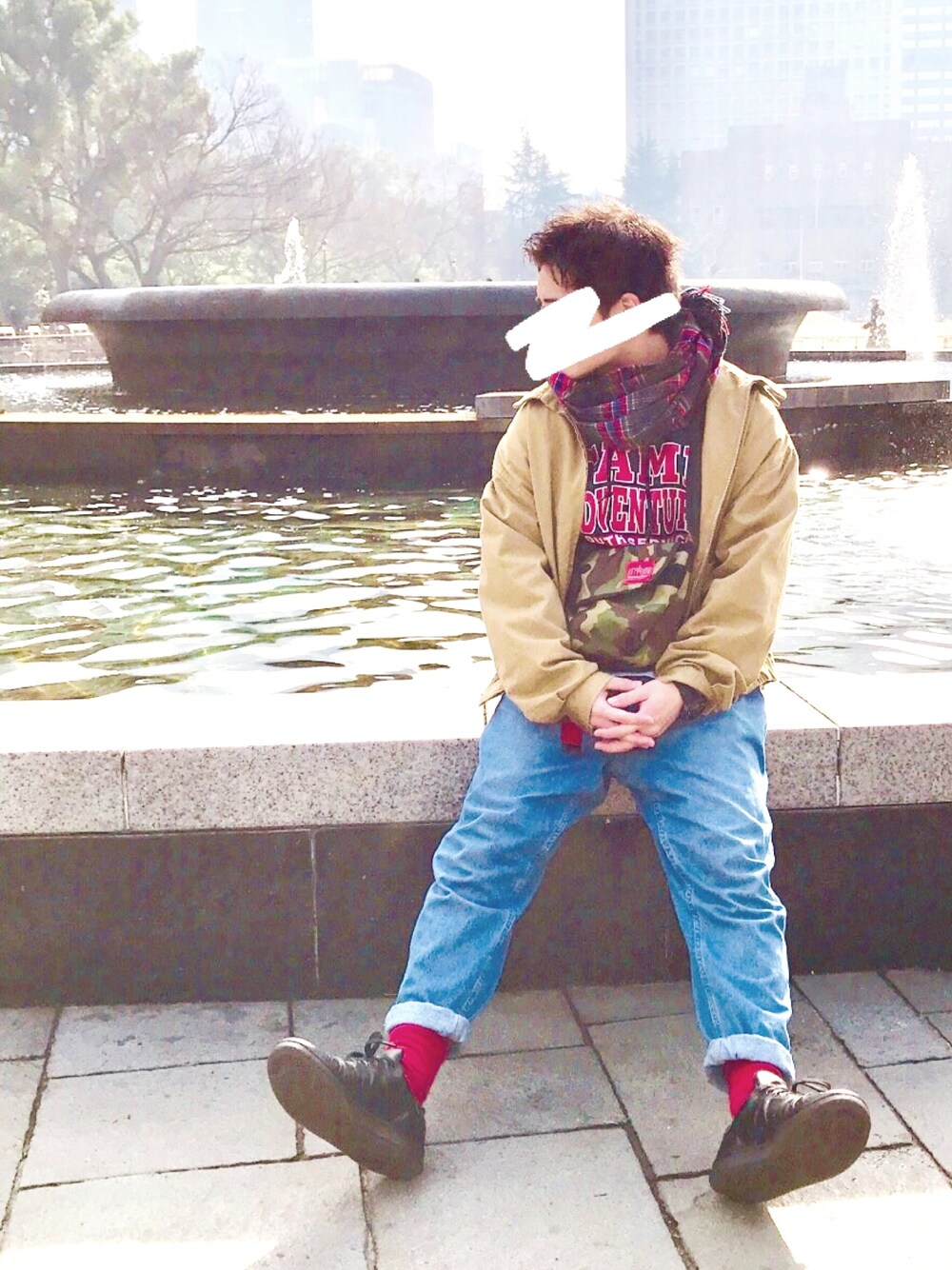 ブラック系のスニーカー、ブルー系のデニムパンツ、ベージュ系のブルゾンを着用したメンズの春コーディネートの1枚目の写真