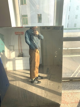 「アイテム（チノパンツ、オレンジ系）」を使った、谭佚名さん（メンズ・175cm）の冬コーディネート