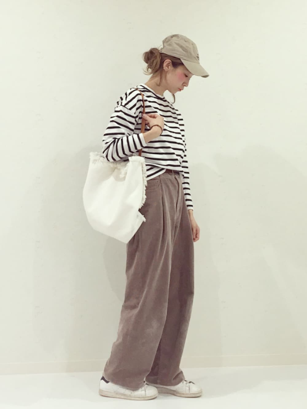 「休日スタイル、パンツスタイル、シンプル、キャップ、カジュアルコーデ、ボーダー、スタンスミス、ショルダーバッグ、outfit」｜「AMERICAN RAG CIEのAMERICAN RAG CIEボーダー長袖プルオーバー/208-AHS-L161-CT080（Tシャツ/カットソー、ホワイト系）」を使った、ちばのぞみ。さん（レディース・165cm）の冬コーディネートの1枚目の写真