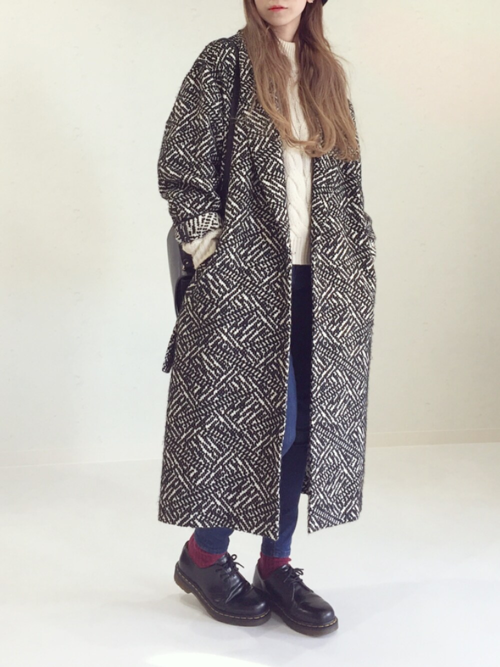 「ガウン、バレンタイン、Dr.Martens、モノトーン、ニット、冬」｜「EN ROUTEのENR ジャカードガウンコート（その他アウター、その他）」を使った、ちばのぞみ。さん（レディース・165cm）の冬コーディネートの1枚目の写真