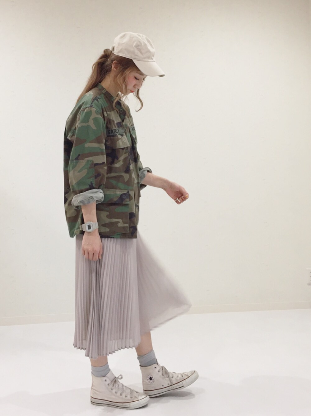 グレー系のその他パンツ、ベージュ系のキャップ、グレー系のデジタル腕時計を着用したレディースの冬コーディネートの1枚目の写真