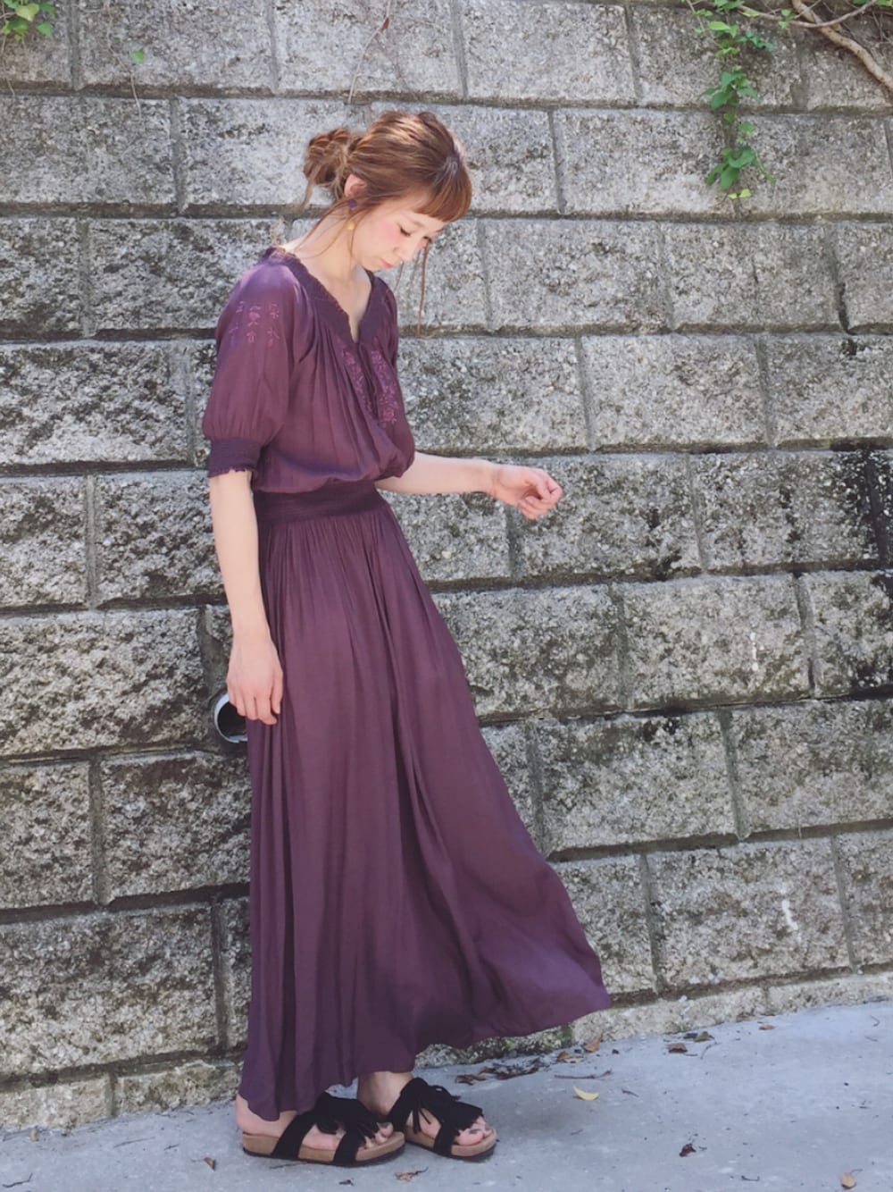 「休日コーデ、楽チンコーデ、summer、夏、fashion、暑い、マキシ丈ワンピース、リラックススタイル、リゾートスタイル、ミネトンカ」｜「WHO'S WHO galleryのベリーピアス（ピアス（両耳用）、イエロー系）」を使った、ちばのぞみ。さん（レディース・165cm）の夏コーディネートの1枚目の写真