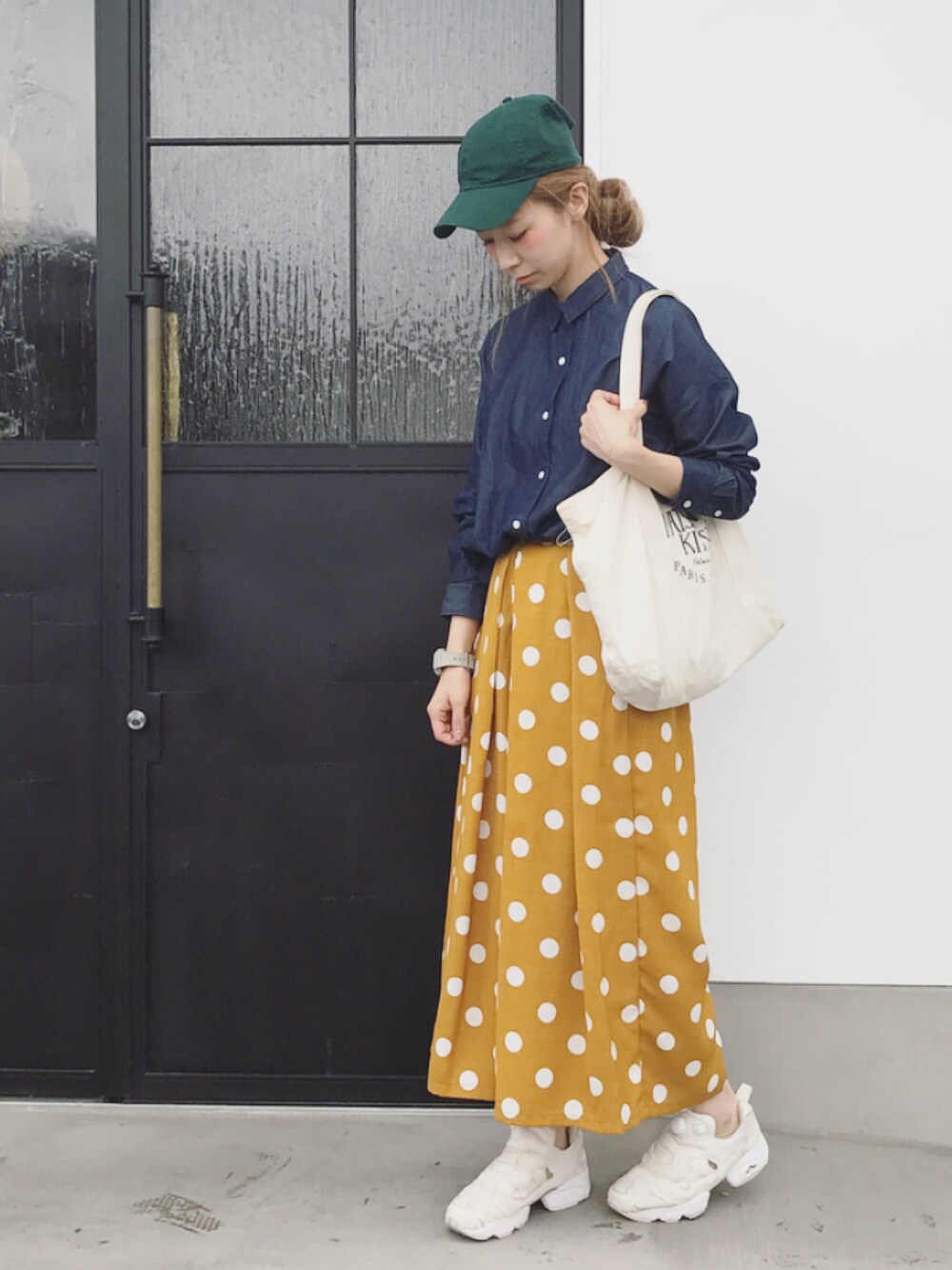 「秋服、ゆるコーデ、カジュアル、秋のコーデ、ママファッション、ドット、デニムシャツ、ポンプフューリー、キャップ」｜「NEW ERAの【追加予約】【別注】＜NEW ERA（ニューエラ）＞NY 920 CAP（キャップ、グリーン系）」を使った、ちばのぞみ。さん（レディース・165cm）の夏コーディネートの1枚目の写真